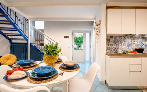 Casetta Di Laura In Massa Lubrense: Tafel, Meubilair, Cabinetry, Azure, Dishware, Verdieping, Fabriek, Kamerplant, Flooring, Woonkamer