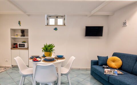 Casetta Di Laura In Massa Lubrense: Meubilair, Tafel, Eigendom, Bankstel, Stoel, Gebouw, Interieur Ontwerp, Kamerplant, Fabriek, Verdieping