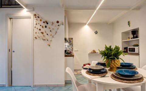 Casetta Di Laura In Massa Lubrense: Fabriek, Tafel, Stoel, Verlichting, Kamerplant, Bloempot, Interieur Ontwerp, Flooring, Verdieping
