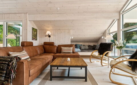 Vamika - 300M from the Sea: Bankstel, Meubilair, Interieur Ontwerp, Hout, Flooring, Woonkamer, Plafond, Houten Vloer, Verdieping