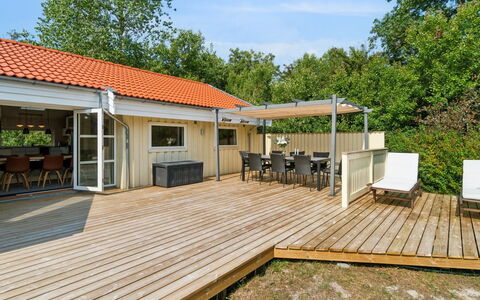 Vamika - 300M from the Sea: Hout, Dek, Hardwood, Schaduw, Beits, Plank, Verblijf, Veranda, Outdoor Structuur, Buitenmeubels