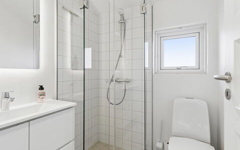Vamika - 300M from the Sea: Loodgieterswerkinrichting, Verdieping, Interieur Ontwerp, Flooring, Badkamer, Loodgieter, Toilet, Plafond, Wastafel, Kraan