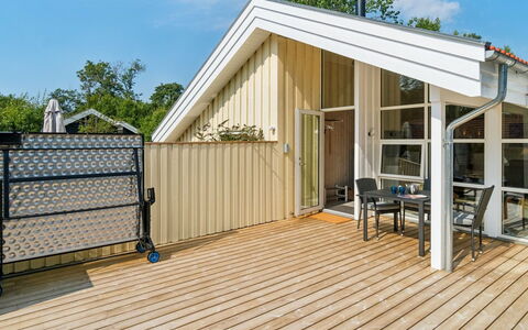 Vamika - 300M from the Sea: Hout, Huis, Hardwood, Plank, Samengesteld Materiaal, Veranda, Verblijf, Dek, Beits, Siding