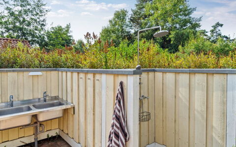 Vamika - 300M from the Sea: Hout, Samengesteld Materiaal, Beits, Backyard, Tuin, Hardwood, Plank, Hek, Dek, Werf