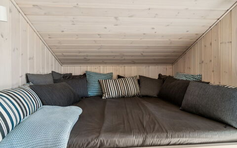 Vamika - 300M from the Sea: Hout, Meubilair, Verdieping, Interieur Ontwerp, Flooring, Linens, Slaapkamer, Verlichting, Kamer, Bed