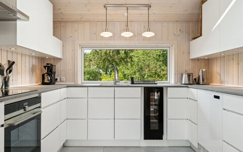 Vamika - 300M from the Sea: Keuken, Hout, Flooring, Countertop, Toestel Van De Keuken, Interieur Ontwerp, Plafond, Cabinetry, Verdieping, Houten Vloer