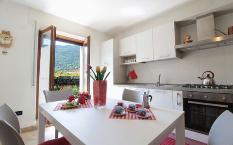 Apartment With Garden, Del Corlo Lake, Belluno: Tafel, Cabinetry, Eigendom, Meubilair, Countertop, Fabriek, Keuken, Interieur Ontwerp, Fornuis, Verdieping