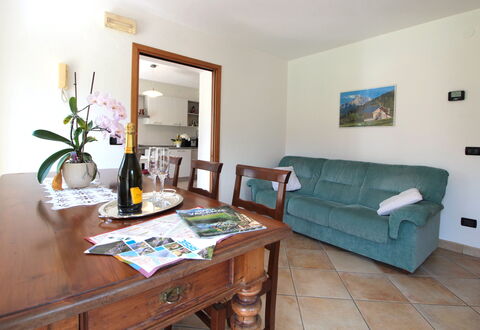 Apartment With Garden, Del Corlo Lake, Belluno: Tafel, Meubilair, Fotolijst, Eigendom, Fabriek, Bankstel, Groen, Bloem, Interieur Ontwerp, Hout