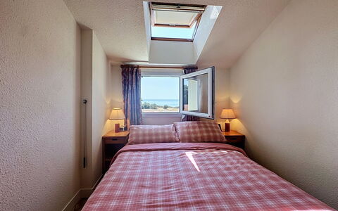 La Bernerie-En Retz 200: Slaapkamer, Muur, Bed, Meubilair, Hout, Interieur Ontwerp, Verdieping, Laken, Linens, Textiel
