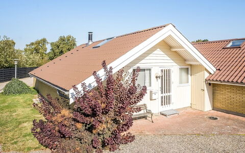 Hedde - 100M from the Sea: Blauw, Struik, Verblijf, Groundcover, Tuin, Landgoed, Schaduw, Landscaping, Boerderij, Eco Hotel