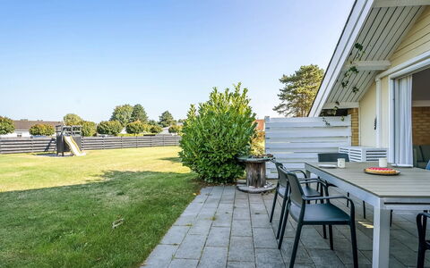 Hedde - 100M from the Sea: Blauw, Struik, Verblijf, Groundcover, Tuin, Landgoed, Schaduw, Landscaping, Boerderij, Eco Hotel