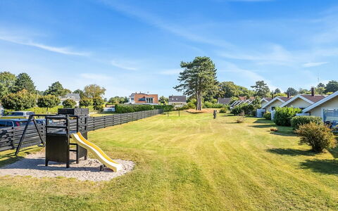 Hedde - 100M from the Sea: Blauw, Struik, Verblijf, Groundcover, Tuin, Landgoed, Schaduw, Landscaping, Boerderij, Eco Hotel