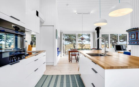 Kaila - 50M from the Sea: Keuken, Flooring, Countertop, Interieur Ontwerp, Hout, Meubilair, Verdieping, Houten Vloer, Plafond, Cabinetry