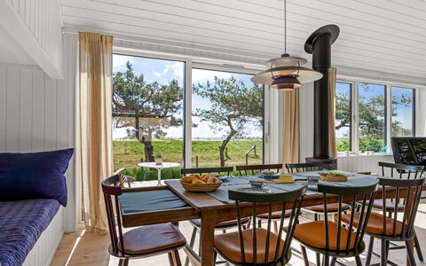 Kaila - 50M from the Sea: Meubilair, Interieur Ontwerp, Hout, Stoel, Tafel, Keuken En Eettafel, Plafond, Eetkamer, Flooring, Verlichting