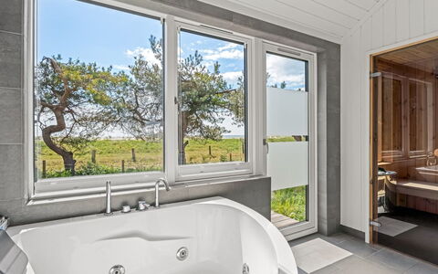 Kaila - 50M from the Sea: Plafond, Loodgieterswerkinrichting, Interieur Ontwerp, Bad, Flooring, Verdieping, Kamer, Loodgieter, Badkamer, Kraan
