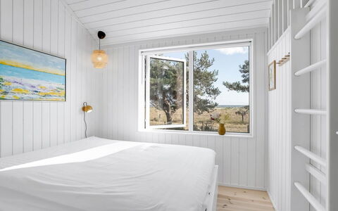 Kaila - 50M from the Sea: Hout, Slaapkamer, Plafond, Plank, Hardwood, Houten Vloer, Bedding, Bed, Ontwerp, Beits