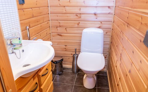 Villa Olivia: Flooring, Wc Bril, Hout, Loodgieterswerkinrichting, Verdieping, Toilet, Badkamer, Interieur Ontwerp, Wastafel In De Badkamer, Loodgieter