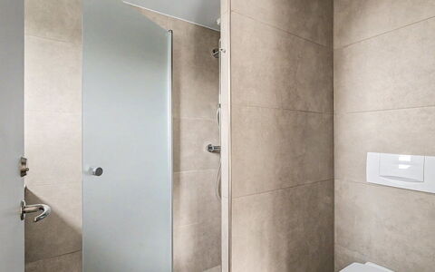 Diderik - 5M from the Sea: Muur, Flooring, Wc Bril, Loodgieterswerkinrichting, Badkamer, Toilet, Verdieping, Interieur Ontwerp, Loodgieter, Tegel