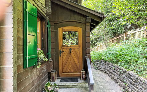 Chalet Tannengüetli: Fabriek, Bloempot, Venster, Gebouw, Deur, Hout, Boom, Kamerplant, Verblijf, Home Deur