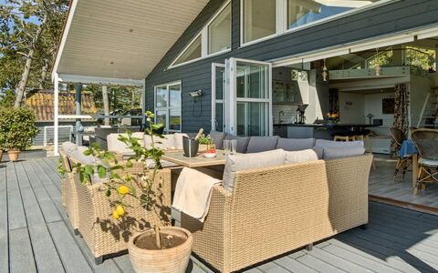 Hening - 50M from the Sea: Gras, Hout, Landelijk Gebied, Struik, Verblijf, Dak, Plain, Land Lot, Huis, Groundcover