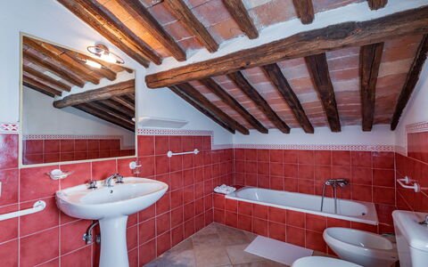 Villa Pietrafitta: Kraan, Loodgieterswerkinrichting, Eigendom, Wastafel, Badkamer, Wastafel In De Badkamer, Verlichting, Interieur Ontwerp, Purper, Hout