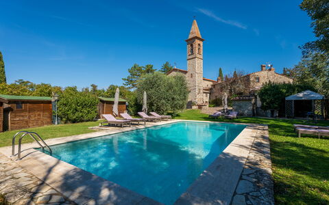 Villa Pietrafitta: Water, Fabriek, Lucht, Eigendom, Gebouw, Zwembad, Natuur, Azure, Boom, Gras