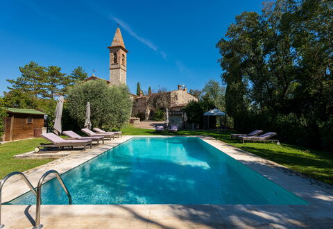 Villa Pietrafitta: Water, Fabriek, Lucht, Boom, Natuur, Azure, Gebouw, Zwembad, Vrije Tijd, Gras