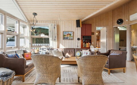 Tyyne - 250M from the Sea: Meubilair, Interieur Ontwerp, Hout, Plafond, Bankstel, Verdieping, Flooring, Woonkamer, Stoel, Tafel