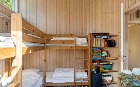 Tyyne - 250M from the Sea: Meubilair, Interieur Ontwerp, Hout, Flooring, Verdieping, Slaapkamer, Bed, Kamer, Plafond, Beits