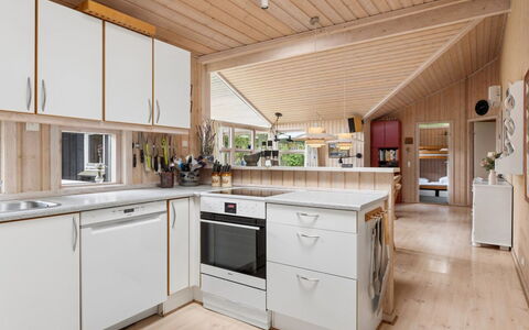 Tyyne - 250M from the Sea: Keuken, Hout, Countertop, Interieur Ontwerp, Meubilair, Plafond, Toestel Van De Keuken, Flooring, Cabinetry, Major Appliance
