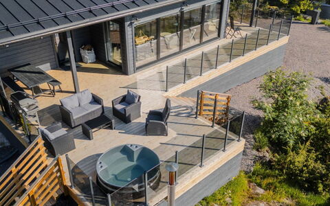 Sjöboda Hill: Hout, Dak, Samengesteld Materiaal, Huis, Dek, Veranda, Verblijf, Schaduw, Landgoed, Buitenmeubels