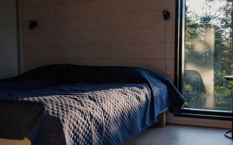 Sjöboda Hill: Hout, Slaapkamer, Laken, Bed, Meubilair, Verdieping, Bedding, Bed Frame, Kamer, Hardwood