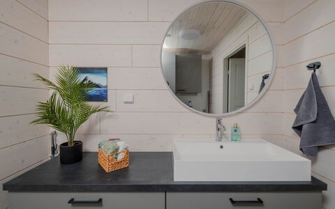Sjöboda Hill: Wastafel In De Badkamer, Flooring, Loodgieterswerkinrichting, Interieur Ontwerp, Badkamer, Wastafel, Verdieping, Badkamerkast, Kraan, Spiegel