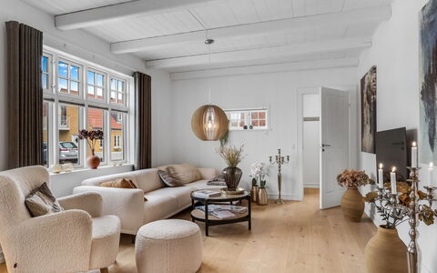 Alexi - 500M from the Sea: Flooring, Interieur Ontwerp, Meubilair, Hout, Verdieping, Plafond, Houten Vloer, Woonkamer, Huis, Bankstel