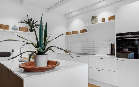 Alexi - 500M from the Sea: Keuken, Countertop, Toestel Van De Keuken, Interieur Ontwerp, Flooring, Meubilair, Cabinetry, Hout, Major Appliance, Verdieping