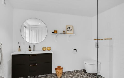 Alexi - 500M from the Sea: Loodgieterswerkinrichting, Flooring, Verdieping, Interieur Ontwerp, Badkamerkast, Badkamer, Loodgieter, Kraan, Wastafel In De Badkamer, Cabinetry