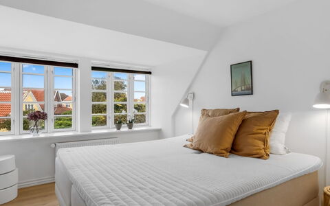 Alexi - 500M from the Sea: Bed, Slaapkamer, Interieur Ontwerp, Hout, Bedding, Flooring, Verdieping, Laken, Plafond, Linens