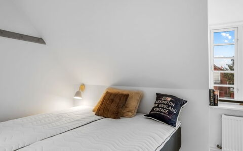 Alexi - 500M from the Sea: Slaapkamer, Flooring, Hout, Bed, Verdieping, Interieur Ontwerp, Bedding, Laken, Linens, Bed Frame