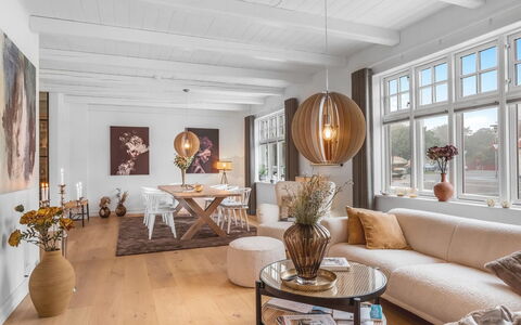 Alexi - 500M from the Sea: Interieur Ontwerp, Meubilair, Hout, Flooring, Plafond, Lichte Inrichting, Verdieping, Woonkamer, Houten Vloer, Verlichting