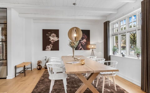 Alexi - 500M from the Sea: Meubilair, Flooring, Interieur Ontwerp, Verdieping, Houten Vloer, Hout, Tafel, Keuken En Eettafel, Eetkamer, Stoel