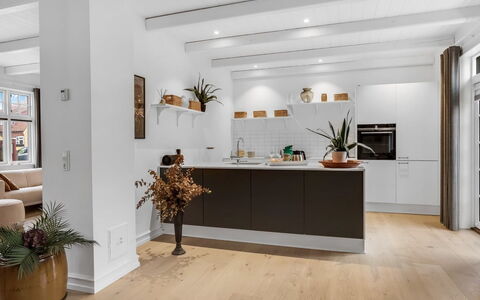 Alexi - 500M from the Sea: Meubilair, Flooring, Interieur Ontwerp, Houten Vloer, Verdieping, Hout, Plafond, Laminaatvloer, Cabinetry, Keuken