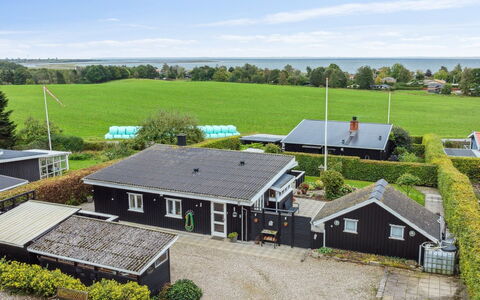 Yngvy - 500M from the Sea: Meubilair, Interieur Ontwerp, Flooring, Verdieping, Plafond, Kamer, Stoel, Tafel, Appartement, Keuken En Eettafel