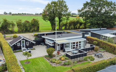 Yngvy - 500M from the Sea: Meubilair, Interieur Ontwerp, Flooring, Verdieping, Plafond, Kamer, Stoel, Tafel, Appartement, Keuken En Eettafel