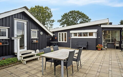 Yngvy - 500M from the Sea: Meubilair, Interieur Ontwerp, Flooring, Verdieping, Plafond, Kamer, Stoel, Tafel, Appartement, Keuken En Eettafel