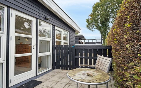 Yngvy - 500M from the Sea: Meubilair, Interieur Ontwerp, Flooring, Verdieping, Plafond, Kamer, Stoel, Tafel, Appartement, Keuken En Eettafel