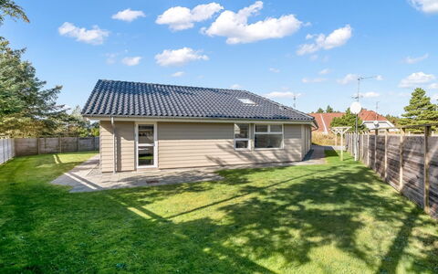 Elektra - 1.2Km from the Sea: Dak, Huis, Huis, Verblijf, Deur, Siding, Dek, Veranda, Plank, Hardwood