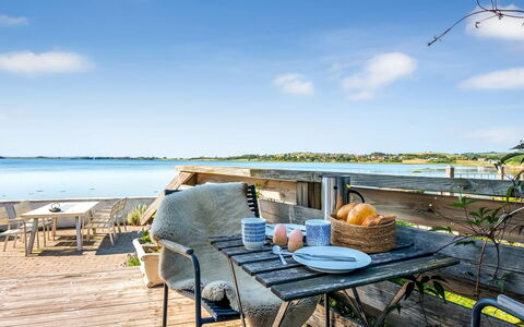 Thermund - 5M from the Sea: Hout, Huis, Veranda, Dek, Hardwood, Dak, Beits, Houten Vloer, Eco Hotel