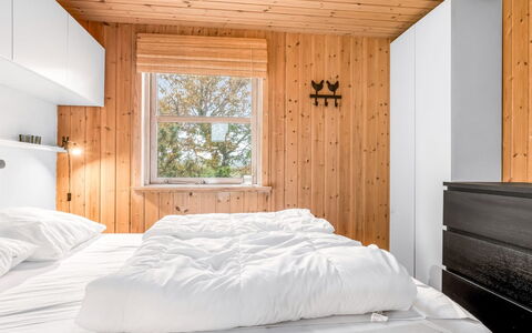 Frido - 500M from the Sea: Slaapkamer, Hout, Interieur Ontwerp, Bed, Plafond, Flooring, Verdieping, Meubilair, Laken, Bedding
