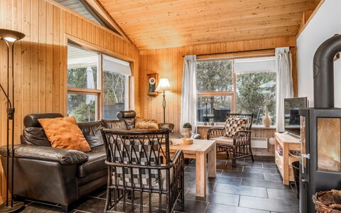 Frido - 500M from the Sea: Hout, Meubilair, Woonkamer, Interieur Ontwerp, Bankstel, Huis, Verblijf, Plafond, Hardwood, Deur