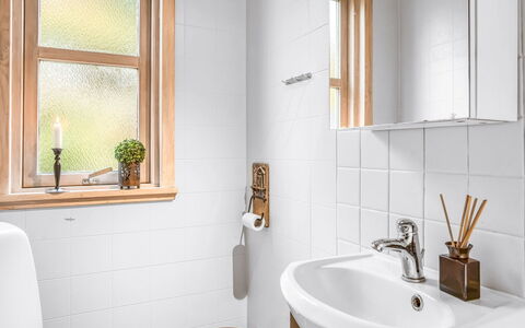 Frido - 500M from the Sea: Badkamer, Loodgieterswerkinrichting, Interieur Ontwerp, Flooring, Verdieping, Kraan, Wastafel, Wastafel In De Badkamer, Loodgieter, Kamer
